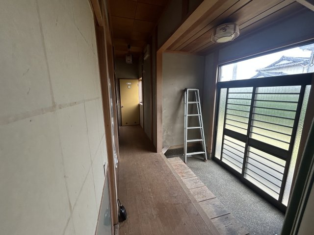 大きなガラス引き戸から光が差し込み明るい空間を演出できます