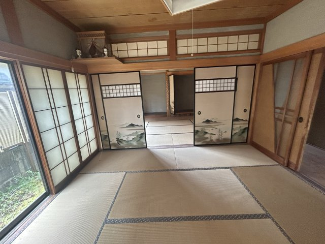 大きな窓から自然光を取り込み心地よく換気もできる和室です