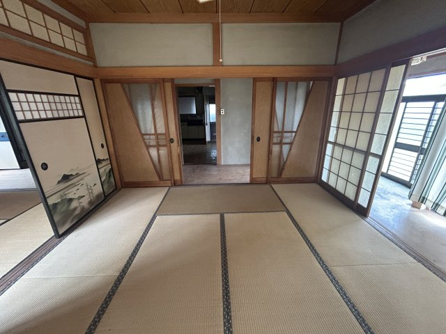 型板ガラス戸で採光を保ちつつ視線を遮り快適に過ごせる和室