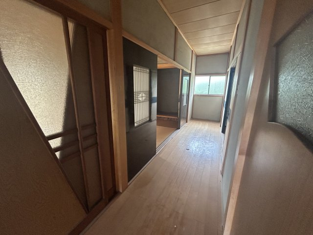 奥の小窓から光を取り込み風が通り抜ける開放的な廊下