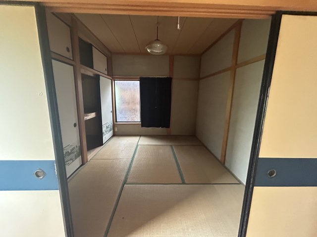 大型の押し入れ収納付きで室内をすっきりと整理できます