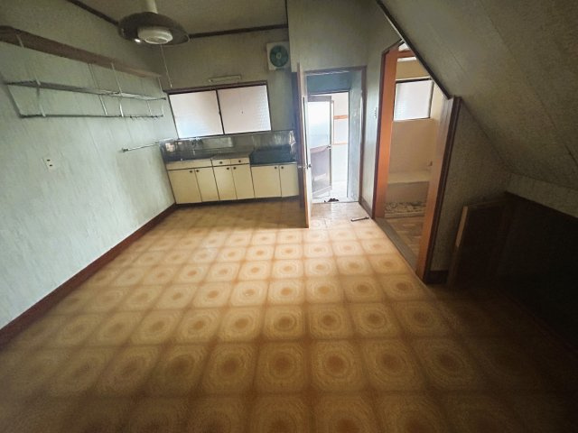 窓から効率よく換気ができてニオイを気にせず調理できます