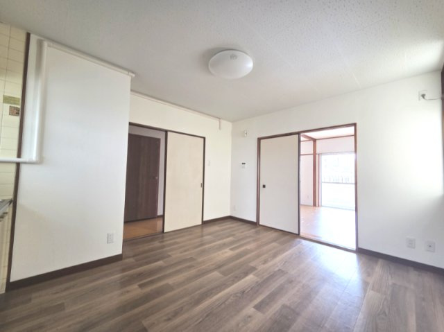 広くて明るいＤＫ♪心地の良い光が全体を包みます！　また、くつろげるリビングが広く確保されているため、ご家族皆様の笑顔が溢れます。　
