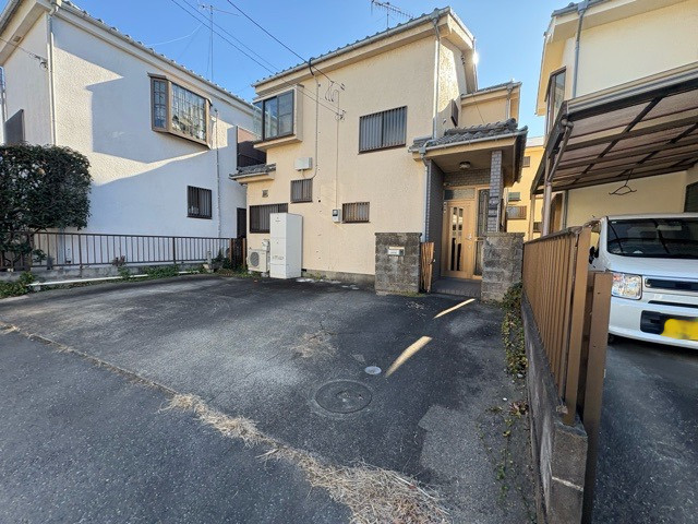 現地に行くなら、物件の周囲の地形がどうなっているかを見ることも大切です。周辺より低くなっている土地では、大雨などで水が集まりやすいため、地盤が弱くなっているということも考えられるため、注意が必要です。