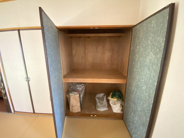 和室の押入れは、上下2段構造でたっぷり収納可能。布団や衣類、日用品のストックなど様々な用途に対応でき、整理整頓しやすい仕様です。開き戸タイプで開閉しやすく、収納力の高さが日常を快適にサポートします。