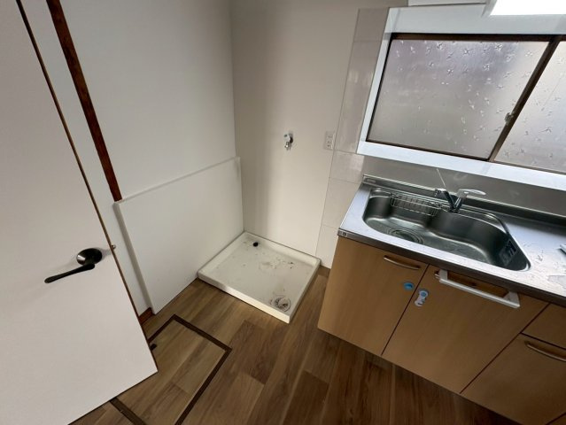 キッチン横に洗濯機置き場が設けられた家事動線の良いスペース。料理や洗い物をしながら洗濯も行えるため毎日の家事を効率よくこなすことができます。明るい空間で換気もしやすく清潔に保ちやすいのも魅力。