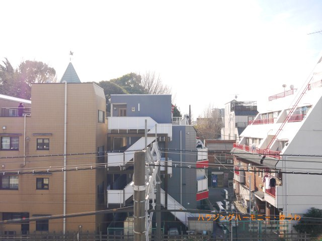 前面には建物が見えますが、視線は気にならない印象。