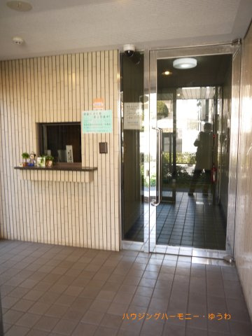 清潔感と歓迎感があるエントランスホールとなります。