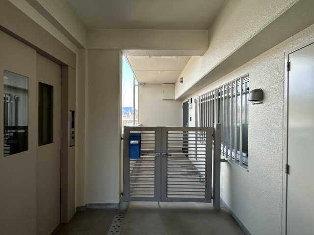 門扉付きのプライベートポーチが設けられており戸建て感覚で使えるゆとりある空間となっています。共用廊下から直接玄関が見えにくいためプライバシー性にも配慮された設計。独立性の高い住まいを感じられるのが魅力