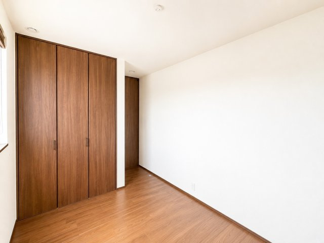 収納を備えた、すっきりと使いやすい約5帖の洋室
