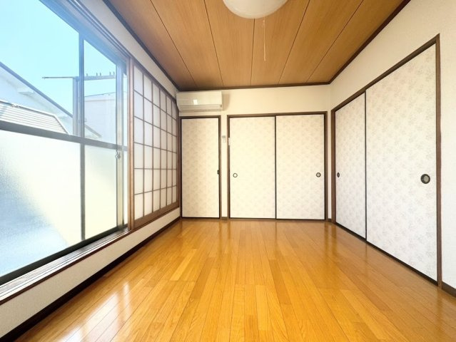 ◆室内はいつも明るい印象なので気持ちの良い朝を迎えられます。各部屋にはクローゼットを完備しており、収納が多いお家はすっきりして快適空間です。