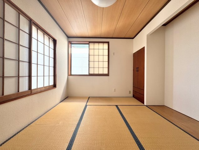 ◆二面採光で、陽差しを長時間受ける事が出来る暖かい室内です。もちろんペアガラスなので、遮音性にも優れ、結露も発生しにくい構造。サッシ周りのカビが発生しにくくなります。