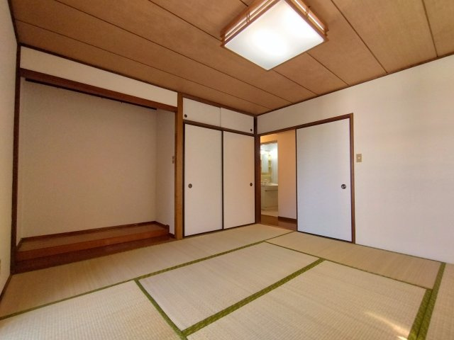 和室　8帖　床の間があり、落ち着く空間となっております。