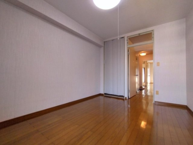 洋室6帖大　北側にバルコニーもございます。