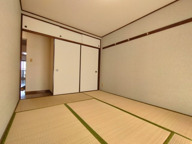 玄関横の和室6帖です。　和室があることで落ち着きと癒しの空間が生まれます