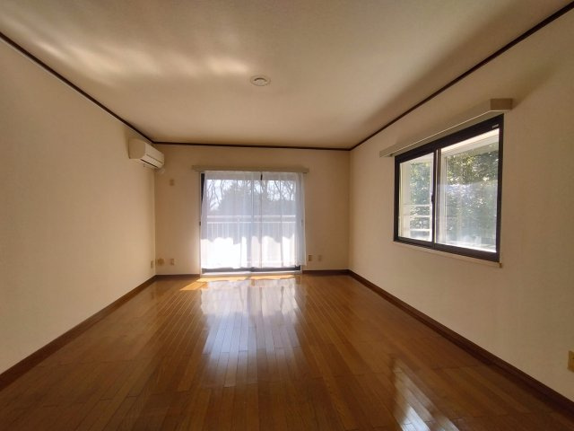 家具のない現状です。　1日の中で過ごす時間が長いLDK。快適な空間となっております.　