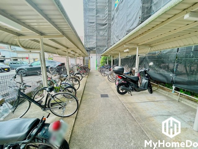 屋根付きなので、雨や風、直射日光から自転車を守ることができます。