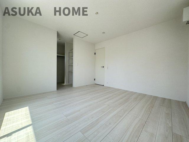 明るい日差しの差し込む8帖主寝室はお部屋もすっきりと広々としていて、家具のレイアウトもしやすそうです