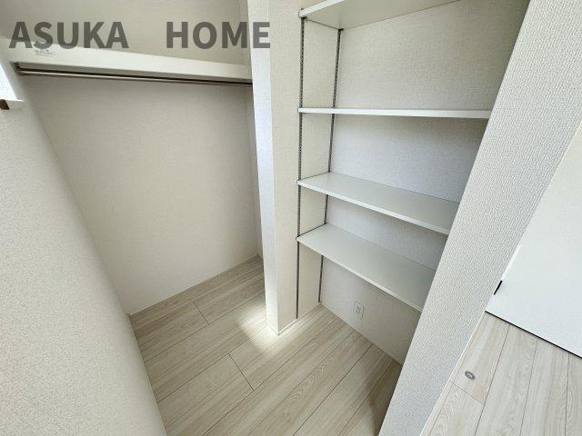 ウオークインクローゼットが備わっていて、お部屋を広く使えます。クローゼット内に可動棚も完備です。