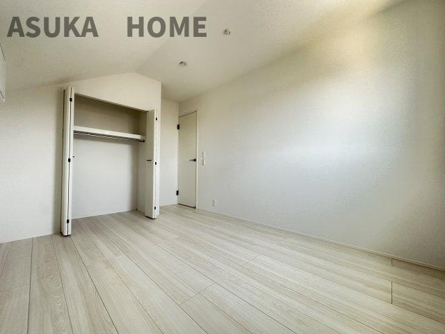 6帖の広さのある洋室は、2面採光で明るいお部屋となっております。広いクローゼットも備わっています。