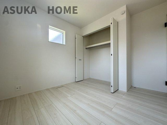 洋室は大きなクローゼットが備わっているので、お部屋をすっきりと使えて住み心地よさそうです。