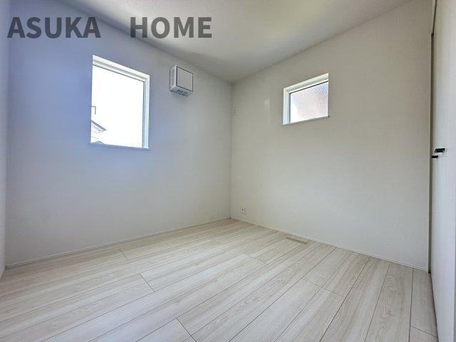 2面採光で明るい洋室になります。使いやすそうなお部屋で家具のレイアウトにも困りません。