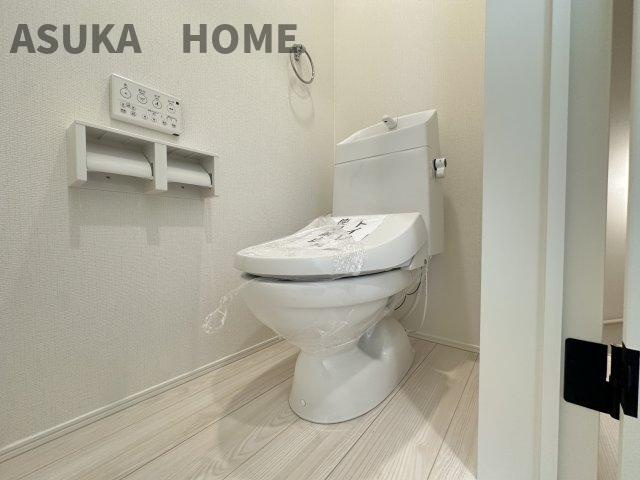 温水洗浄便座のトイレ設備です！清潔感のある、明るいトイレです。