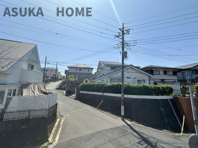 バルコニーからの眺望です。景色も抜けていて、開放感があります。