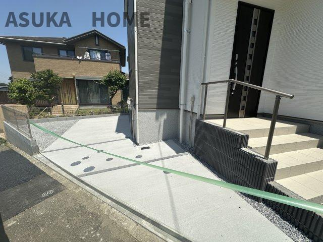 駐車スペースは十分な広さで、自転車を置くスペースも十分あります。