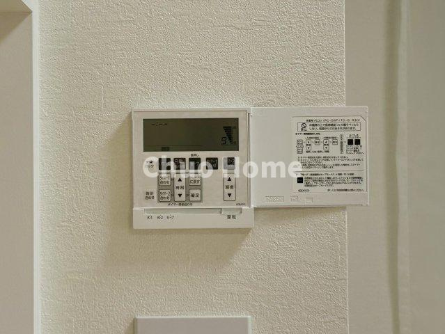 【床暖房】冬は足元から暖めてくれる床暖房はエアコンとは違って埃が舞いませんので健康にも良さそうですね。