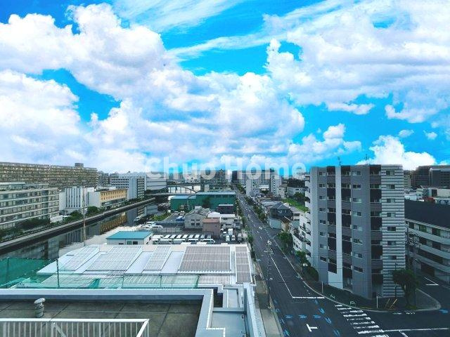 手を伸ばせば、ふれることが出来そうな環境が、そのままインテリアになったような印象です。その豊かな眺望にふさわしい空間には、通風・採光にも優れ、心地よい光と風があふれています