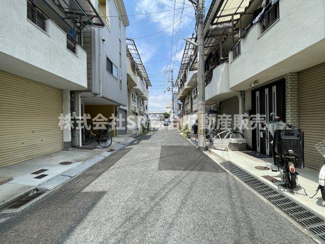 前面道路含む現地写真です