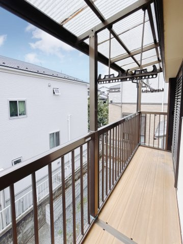 ■バルコニー｜バルコニーから入る日差しは暖かく、爽快な朝の目覚めを促してくれます♪洗濯物やお布団を干して太陽の香りを吸い込んだお布団で夜はおやすみください♪