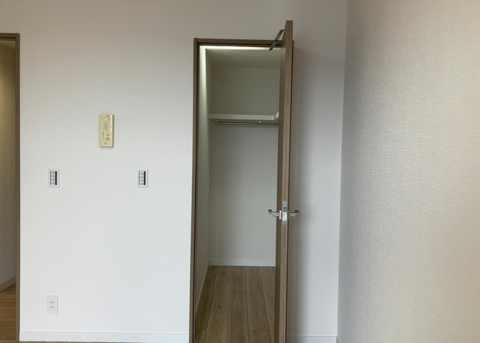 デザイン性を重視しすぎて収納が少なかった！なんてことにならないため、事前に現地で収納の数を確認しておくことをお勧めします。クローゼット以外にも床下収納や屋根裏収納、パントリーなどもチェックしましょう。
