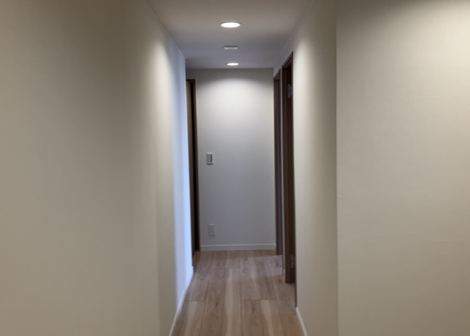 内装はとにかくおしゃれなものがいい！と選ぶ前に、まず住んだ後のことを想像してみましょう。住んでみたらコンセントの位置が悪くて使いにくいなど出てきます。事前にどの家電をどこに置くか想定しておきましょう。