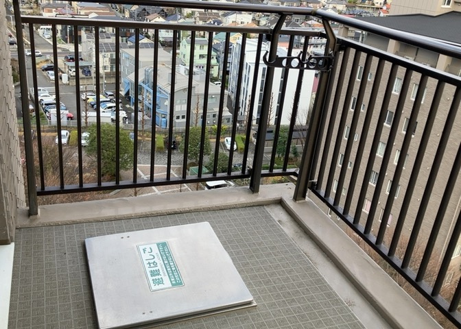 バルコニーは、室外の専用スペースのうち、「屋根がなく開放された空間」であるものを指します。ベランダより広いタイプのものが多く、日当たりもよいため家庭菜園などを楽しみたい人にとって適した環境となります。