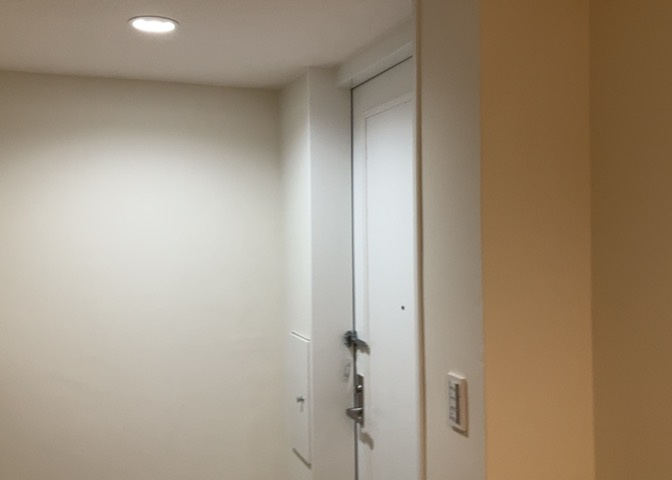 玄関は家の顔でもあり、家族以外の目にも止まる場所です。玄関は外との間を仕切る扉、靴などをしまっておく収納スペース、靴脱ぎのたたきスペース、来客とのやり取りをするドアホンなど複数のアイテムからなります。