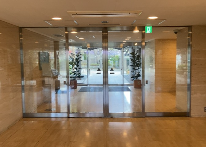 マンションのエントランスには、もともと風よけや防犯の役割がありますが、マンションによって宅配ボックスなどの設備が備わっている所もあります。日々の生活をイメージしながら生活しやすさをチェックしましょう。