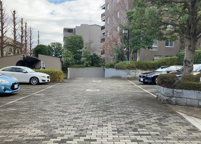 車一台あたりに必要なスペースは、標準サイズの普通自動車で横幅2m50cm、長さ5mは必要になります。ただし、乗降のことも考慮して横幅3m30cm、長さ5m50cmほどは確保できるところを選びましょう。
