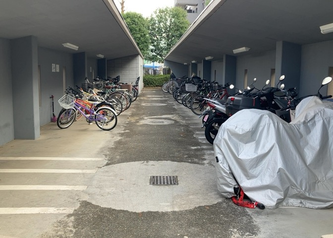 マンションの駐輪場は、事前に空きがあるか確認を取ると安心です。せっかく入居したのに駐輪スペースがない！なんてことになったら大変ですよね。そこで、内見時や購入前にはまず事前に確認しておくと良いでしょう。