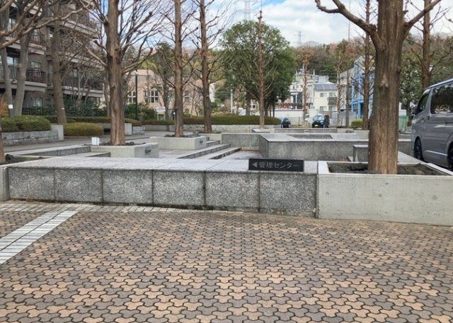 中庭（パティオ）とは、一つの建築物の内部に設けられた、壁などで囲われている庭のことを指します。コの字型、ロの字型が主流ですが、L字型の中庭もあります。最近では、インテリア性の高さからも人気があります。