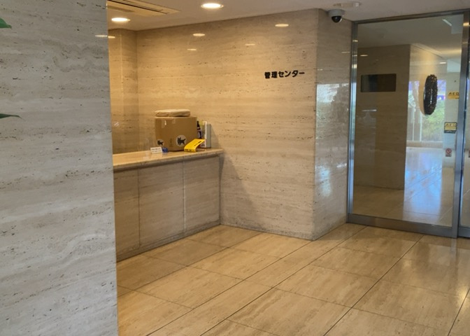 受付はマンションコンシェルジュがいる場合もあれば、管理人が滞在する小部屋を総称して呼ぶことがあります。主にエントランスに設置されていることから、防犯面でも期待ができます。防犯設備がない場合はより安心！