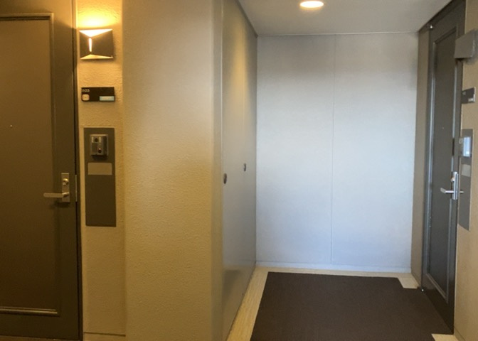 共有部分は、住民なら誰もが使える設備のこと。例えば駐車場やエレベーター、インターネット設備、セキュリティ設備などがあります。他にも、マンションの廊下・外部階段やエントランス・ゴミ置き場などがあります。