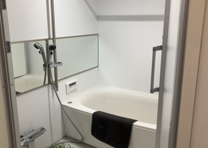 入浴時の快適さも大事なことですが、綺麗な状態を維持できなければ気持ちよく入浴できません。毎日の掃除が楽という点は大事なポイントになります！カビが生えにくく掃除がしやすい、壁や浴槽を選ぶといいでしょう。