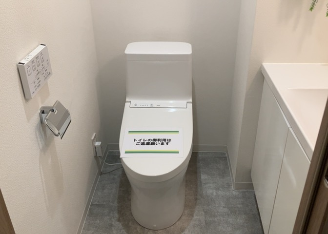 トイレは大きさや形、機能、抗菌性などが異なる多種多彩なタイプが各メーカーから出ています。それぞれに良さがあるため、事前にどういったタイプのトイレがいいのかをご家庭内で決めて、内見に行くといいでしょう。