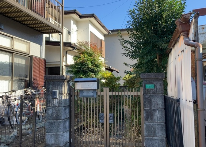 土地の面積＝住宅面積ではありません。建ぺい率の問題などで、土地のある場所によって住宅を建てられる面積は限られています。高さもしかり、「土地」という言葉の中には、建築条件も含まれると考えておきましょう。