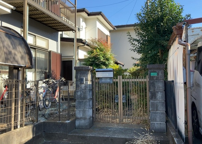 家を建てる場合、方位は要チェックです。現実的に日当たりのよい家ならばリビングは南側、建築基準法でも北側に当たる家への配慮は求められています。土地を見学に行く際は、方位磁針を持って行くようにしましょう。
