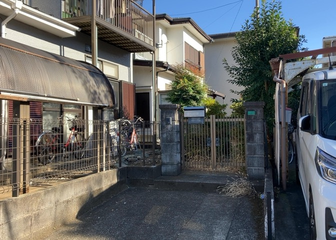 土地の前の道路に消火栓が設置されていることがあります。この場合、道路交通法第45条第1項により、駐車禁止の場所が指定されています。そのため、車庫などの駐車スペースをつくることができない場合があります。