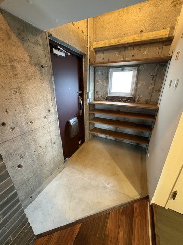 玄関には広さのある土間空間が設けられ、靴やアウトドア用品、お子様のベビーカー等も置くことができます。