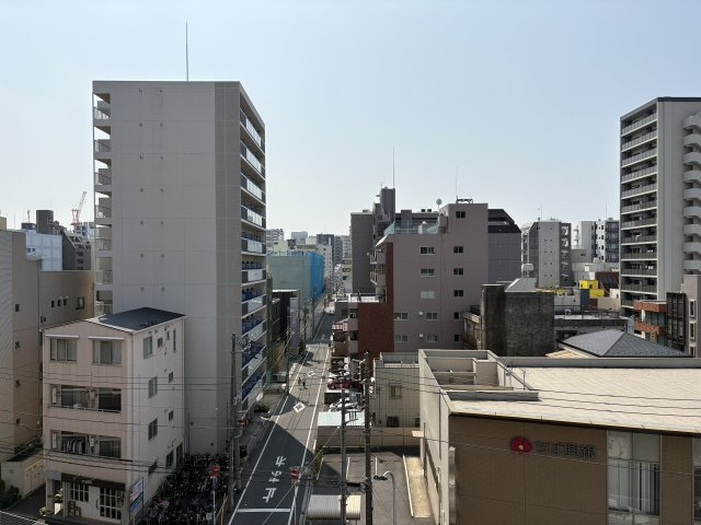 南側バルコニーからの眺望。目の前を遮るものは無く、広い空が見えます。